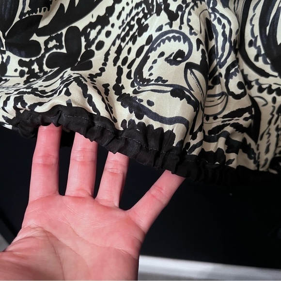 For Joseph blouse Size: M Color: Black/ white print 100% silk like New - Picture 7 of 7